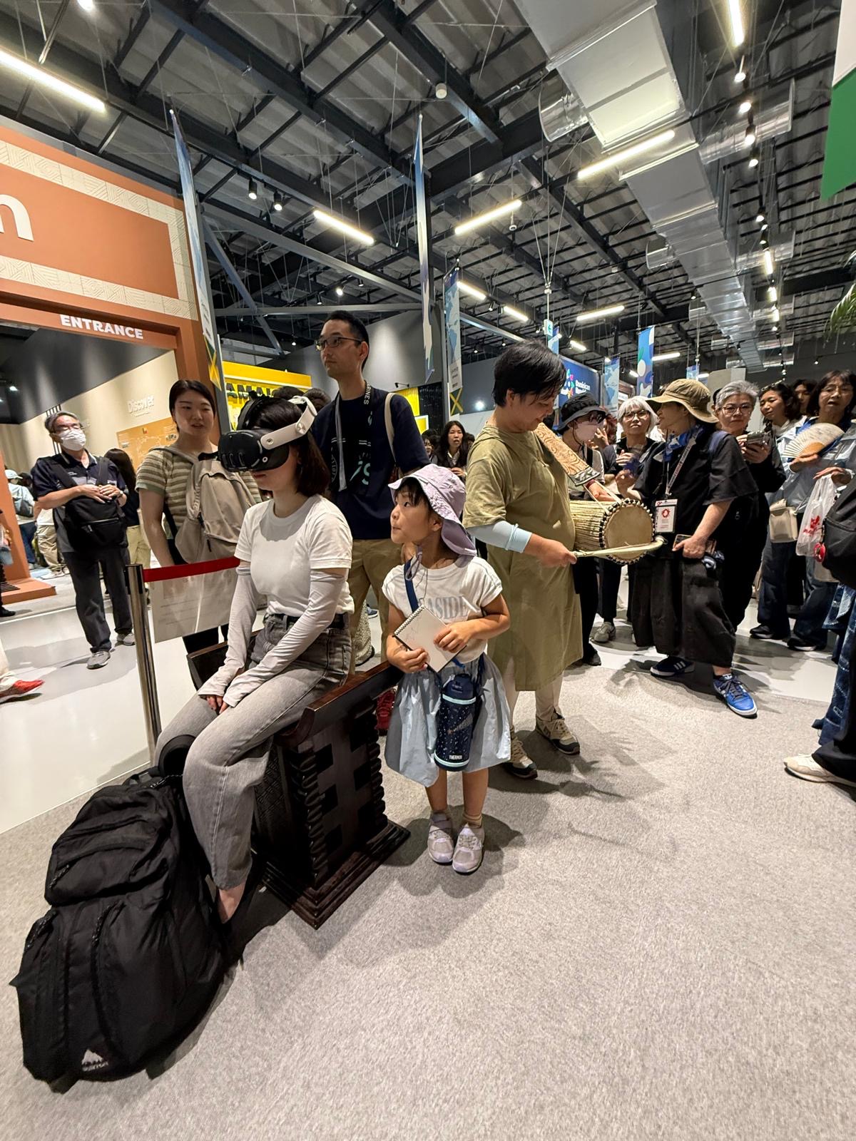 Visiteuse sur le trône royal avec casque VR – Expo Osaka 2025